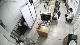 Hack cam y tá thay đồ trong bệnh viện