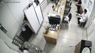 Hack cam y tá thay đồ trong bệnh viện