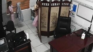 Hack cam y tá thay đồ trong bệnh viện 2