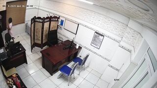 Hack cam y tá thay đồ trong bệnh viện chuẩn bị vào ca