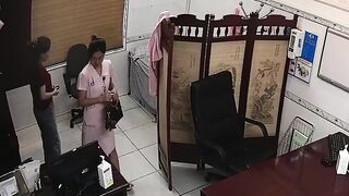 Hack cam y tá thay đồ trong bệnh viện khi hết ca