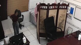 Hack cam y tá thay đồ trong bệnh viện khi hết ca