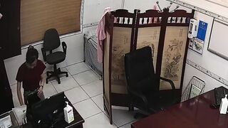 Hack cam y tá thay đồ trong bệnh viện khi hết ca