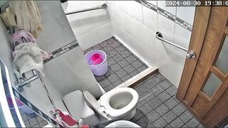 Lén đặt cam nhìn lén chị gái nhà vợ đi tắm
