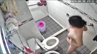 Lén đặt cam nhìn lén chị gái nhà vợ đi tắm