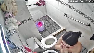 Lén đặt cam nhìn lén chị gái nhà vợ đi tắm
