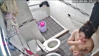 Tiếp tục chuyên mục đặt cam quay lén những chị gái xinh đẹp bên vợ tắm