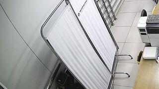 Hack cam y tá thay đồ trong bệnh viện chuẩn bị vào ca sáng