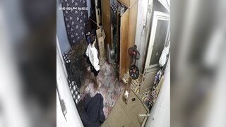 Hack cam đang thay đồ thì bố chồng đi vào
