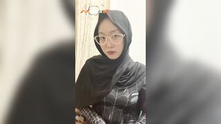 Em rau đeo kinh lồn múp thích cosplay thủ dâm