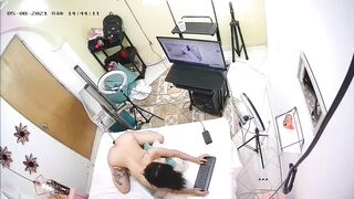 Hack cam cô gái mệt mỏi vất vả với nghề livestream