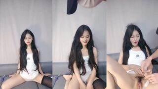 Em Loli xinh gái với cái lồn không lông siêu non Livestream thủ dâm P.5