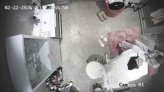 Hack cam bác sĩ thay đồ trong phòng khám quần lót da beo rõ ràng
