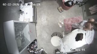 Hack cam bác sĩ thay đồ trong phòng khám quần lót da beo rõ ràng