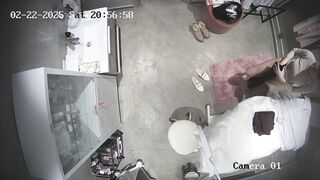 Hack cam bác sĩ thay đồ trong phòng khám quần lót da beo rõ ràng