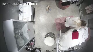 Hack cam bác sĩ thay đồ trong phòng khám lọt khe đen