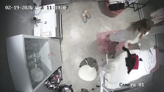 Hack cam bác sĩ thay đồ trong phòng khám lọt khe đen