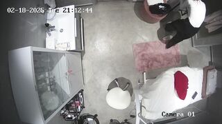 Hack cam bác sĩ thay đồ trong phòng khám lại là lọt khe đen quyến rũ
