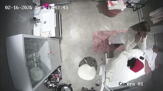 Hack cam bác sĩ thay đồ trong phòng khám ngày nào cũng mặc lọt khe đi khám