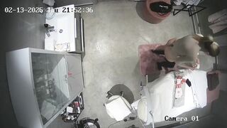 Hack cam bác sĩ thay đồ trong phòng khám nữ thần lọt khe