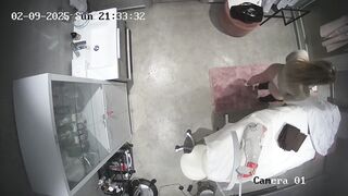 Hack cam bác sĩ thay đồ trong phòng khác cùng chiếc quần lọt khe trắng quyến rũ