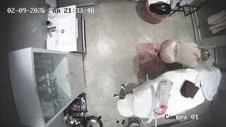 Hack cam bác sĩ thay đồ trong phòng khác cùng chiếc quần lọt khe trắng quyến rũ