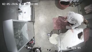 Hack cam bác sĩ thay đồ trong phòng khác lại quần lọt khe với mông tròn xinh