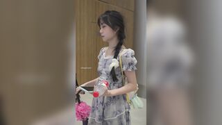 QUAY LÉN EM XINH BÊN DƯỚI VÁY CÓ GÌ