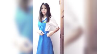 Em học sinh vừa về đã quay clip thay đồ cho anh người yêu