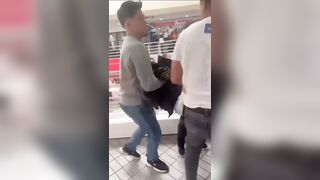 Đánh ghen Cô gái bị lột cả áo