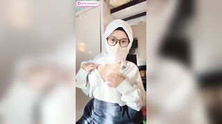 Kính cận thủ dâm 2