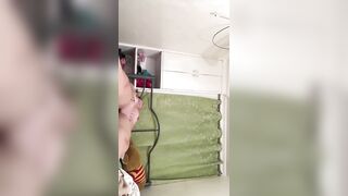 Sinh viên mập múp móc trong phòng trọ