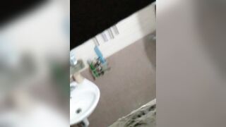 Em gái lộ clip khi đang tắm