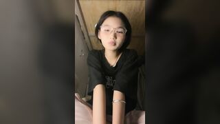 Em gái thẩm du trên live