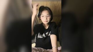 Em gái thẩm du trên live