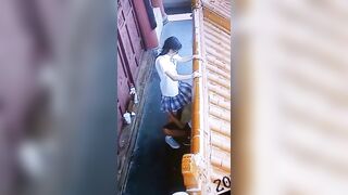 ĐANG ĐI HỌC NỨNG QUÁ LIỀN QUA GÓC TƯỜNG CHƠI LUÔN