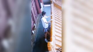 ĐANG ĐI HỌC NỨNG QUÁ LIỀN QUA GÓC TƯỜNG CHƠI LUÔN