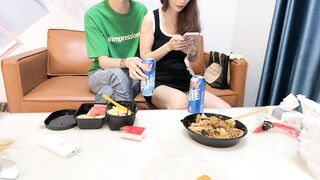 Dẫn con bạn về nhậu rồi dụ dỗ đè em nó ra chịch tung lồn