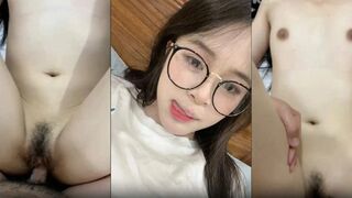 Bắn tinh vào lồn em gái mới lớn đeo kính dâm đãng