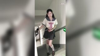 E hs loli dâm đãng rỉ nước ở trường học chảy nước từ cầu thang lên đến sân thượng