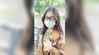 Dâm nữ kính cận xinh đẹp thích show hàng và móc lồn ở những nơi công cộng