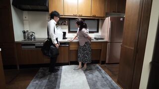 Địt mẹ kế mập mạp dâm đãng khi bố vắng nhà