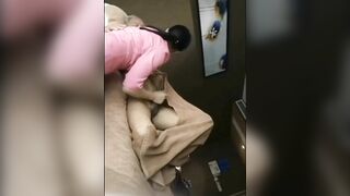 Cô điều dưỡng trẻ tận tâm với việc sục cu và cho cụ móc lồn để cụ giải tỏa