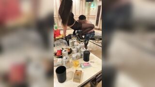 Đg nhậu mà đè ra bú lồn làm e sướng bắn nước như vòi phun vậy mà còn uống hết