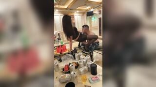 Đg nhậu mà đè ra bú lồn làm e sướng bắn nước như vòi phun vậy mà còn uống hết