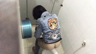 Quay lén chị gái đi vệ sinh