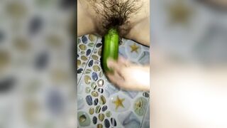 Em gái thủ dâm bằng dưa leo 3