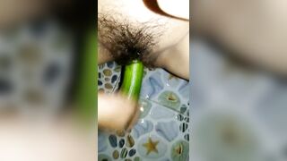 Em gái thủ dâm bằng dưa leo 3
