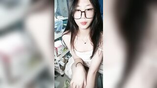 E teen mình dây TQ kính cận cực xinh muồn kiếm thêm ít đồng nên ở nhà live show hàng