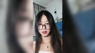 E teen mình dây TQ kính cận cực xinh muồn kiếm thêm ít đồng nên ở nhà live show hàng